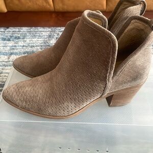 Lucky Brand suede boots size 6 but fits like a size 6.5, tan
